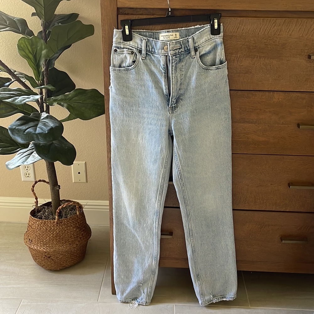 A&F 90’s Straight Ultra High Rise